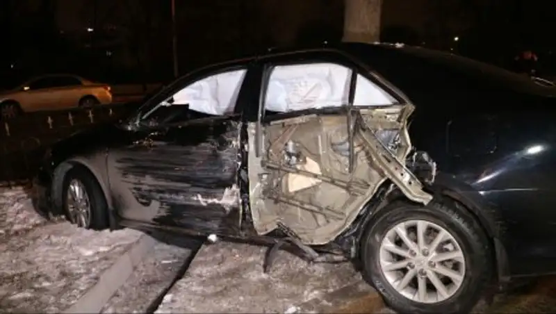 В Алматы молодой парень без прав устроил ДТП с 4 пострадавшими