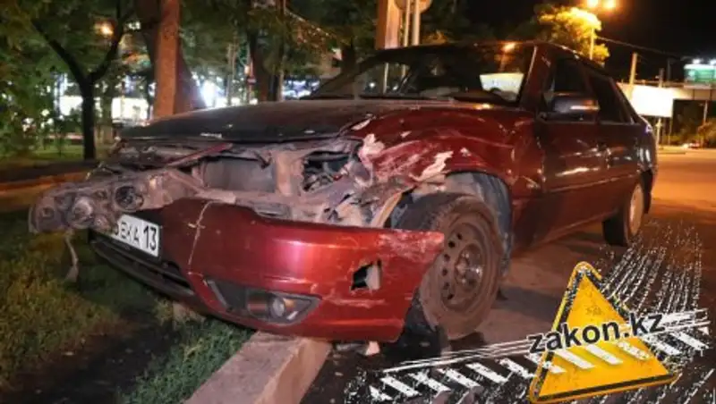 В Алматы мужчина потерял сознание за рулем и попал в аварию