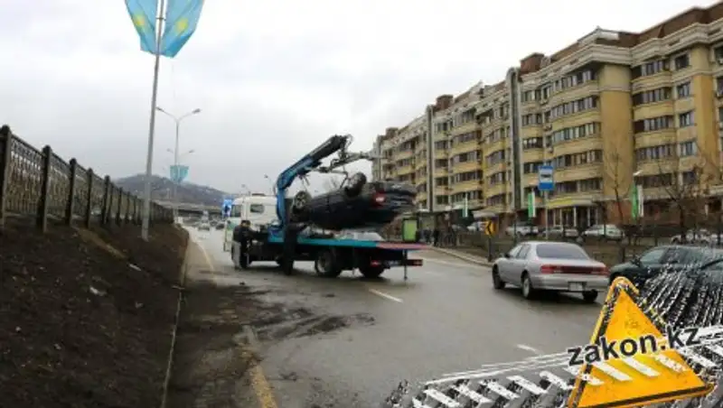 Машина перевернулась на "восточке" в Алматы