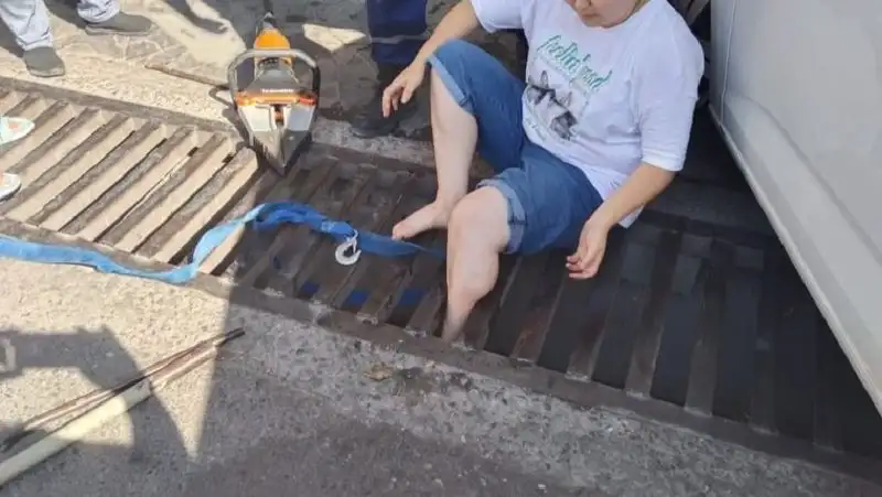 Жительница Шымкента провалилась в ливневую решетку и застряла