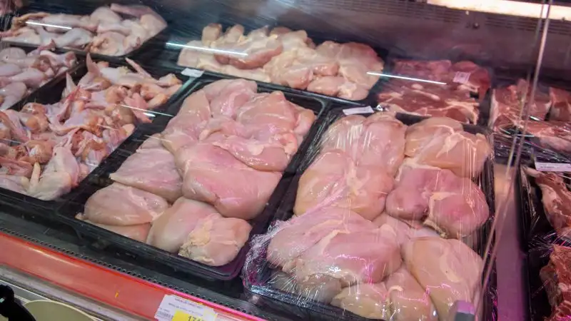 В Казахстане запретят накачивать водой мясо птицы и добавлять усилители вкуса