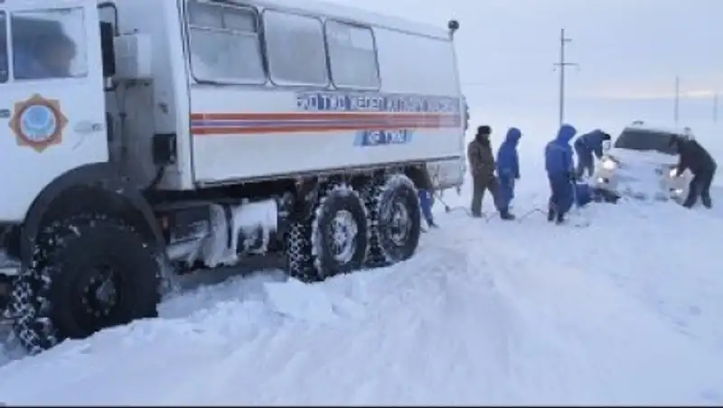 Около 20 человек вызволено из снежных заносов на трассе в Актюбинской области