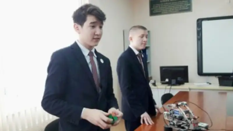 Ученик павлодарской НИШ побил мировой рекорд по сбору кубика Рубика