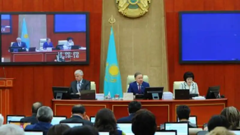 Н.Нигматулин напомнил, как чиновники должны отвечать на депутатские запросы