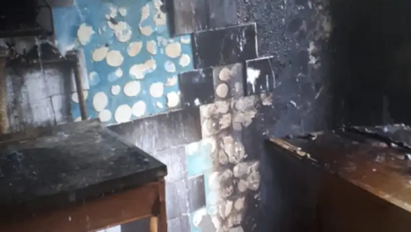 Пожарные спасли мужчину из горящей квартиры в Алматы