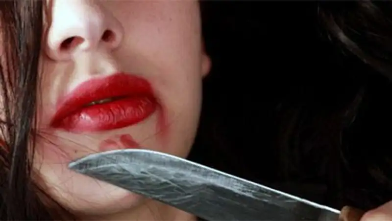 С кызылординки, ударившей ножом в живот соперницу, потерпевшая просит миллион тенге