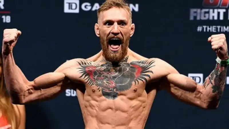 Конор Макгрегор подписал контракт на бой с Флойдом Мэйуэзером