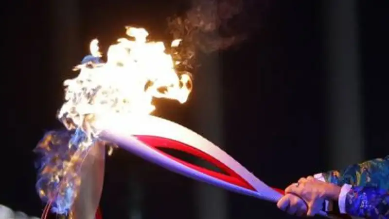 Японка попыталась затушить олимпийский огонь в знак протеста против Игр в Токио