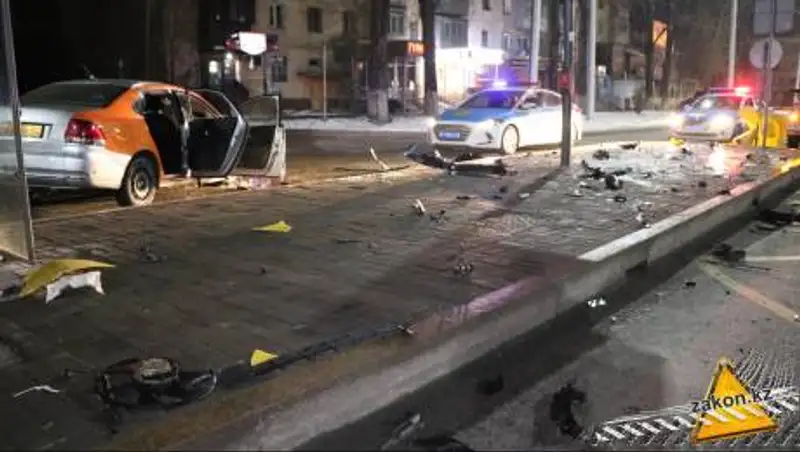 В Алматы водитель каршеринга устроил ДТП на остановке БРТ