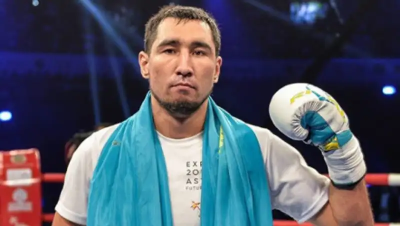 Казахстанец нокаутом выиграл бой за титулы чемпиона WBA, WBC и WBO