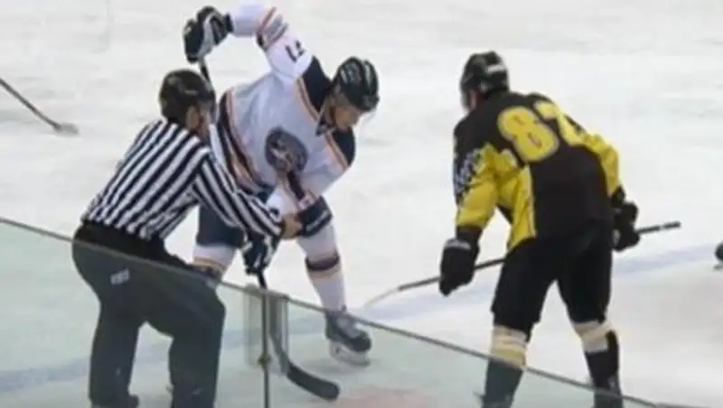 Шайба попала в голову девочки на матче «Южный Урал» - «Сарыарка»