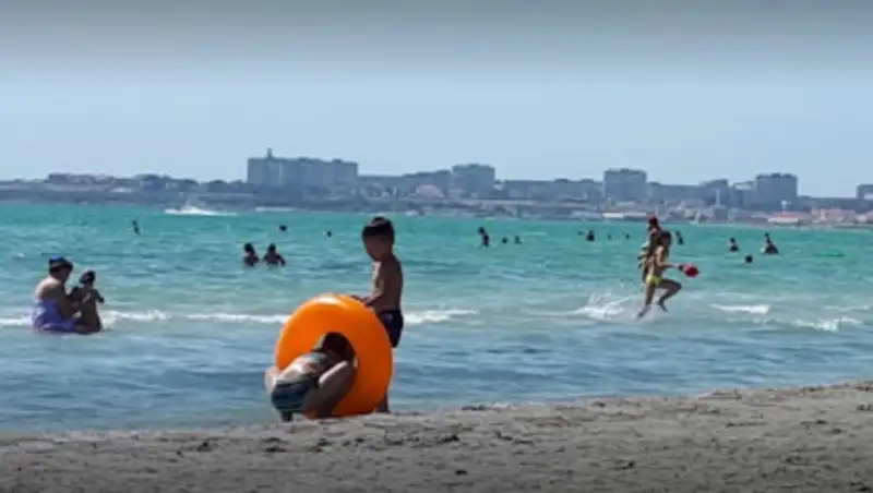 На пляже и в ресторанах Актау полностью игнорировали карантин