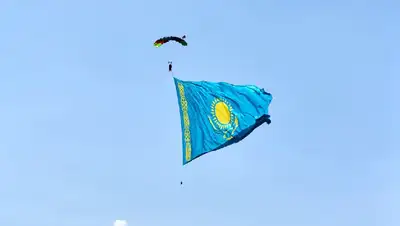 В небе над Алматы раскрыли самый большой флаг Казахстана, фото - Новости Zakon.kz от 22.10.2022 17:47