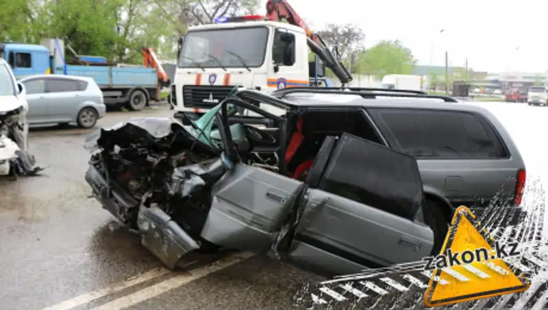 Водителя вырезали из машины после серьезного ДТП в Алматы