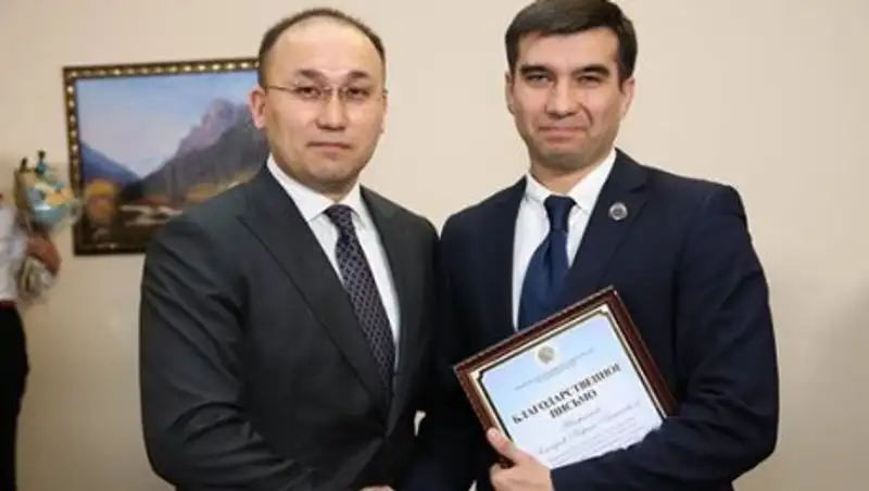 Абаев наградил Кирилла Гончарова за спасение мальчика на трассе Астана-Боровое