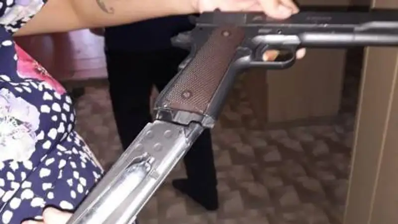 Пьяный мужчина в Рудном стрелял с балкона