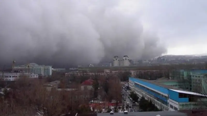 На пульт '112" в Алматы продолжают поступать сообщения о последствиях урагана