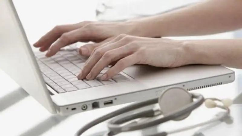 Когда медики перейдут на безбумажный формат работы, рассказали в Минздраве