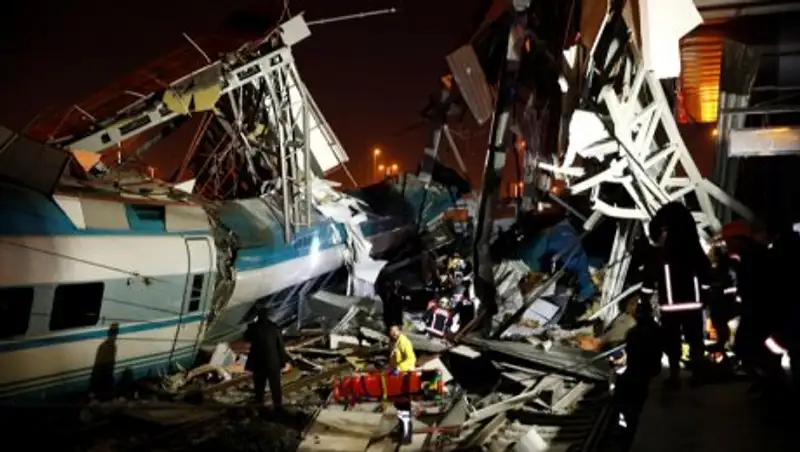 В Анкаре скоростной пассажирский поезд столкнулся с пригородным составом