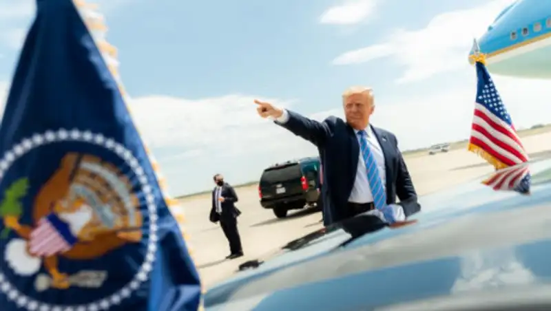 Трамп посетит полыхающую Калифорнию