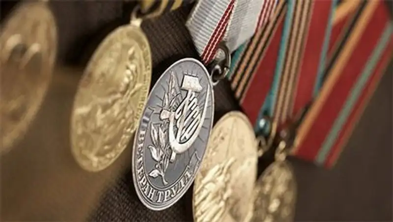 «Ак жол» предлагает возродить звание «Ветеран труда» 