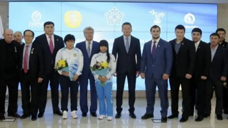 Конфедерация наградила денежными премиями лучших тяжелоатлетов РК