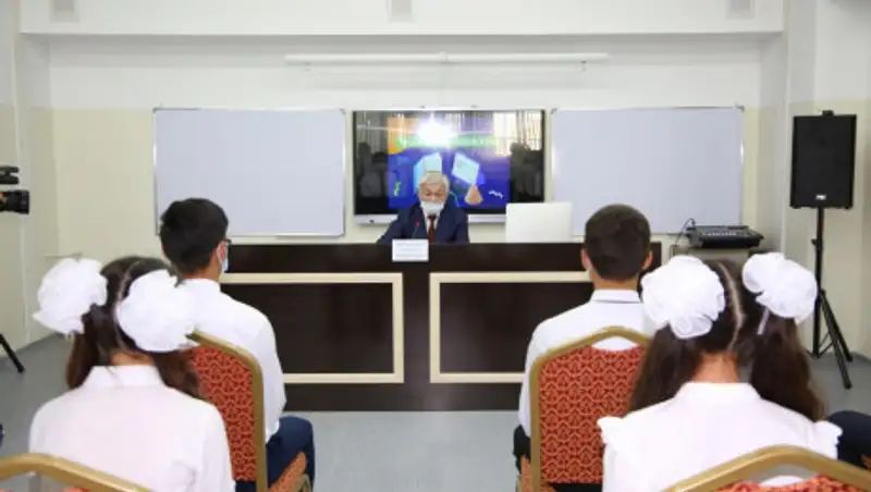 Бердибек Сапарбаев провел онлайн урок в новой школе