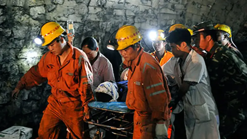 В результате взрыва на шахте в Китае под завалами оказались около 30 горняков