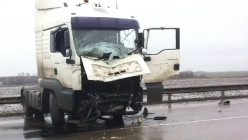 В ВКО автобус с 42 пассажирами столкнулся с «КамАЗом»