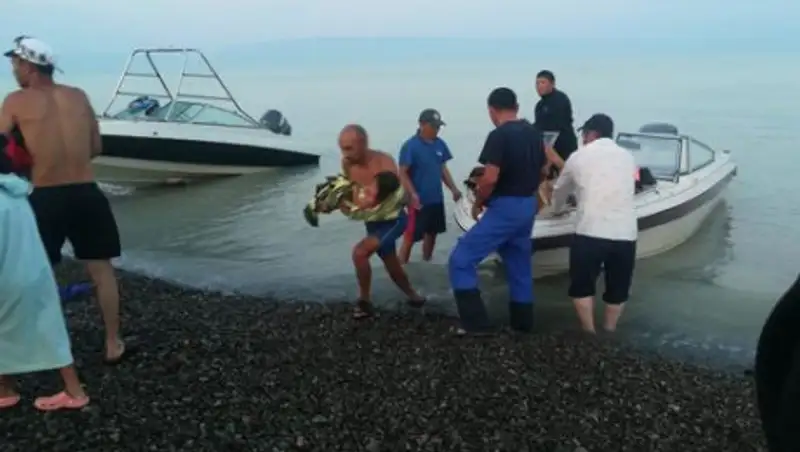 В плену непогоды. Отдыхающие на ночь застряли на острове на Алаколе