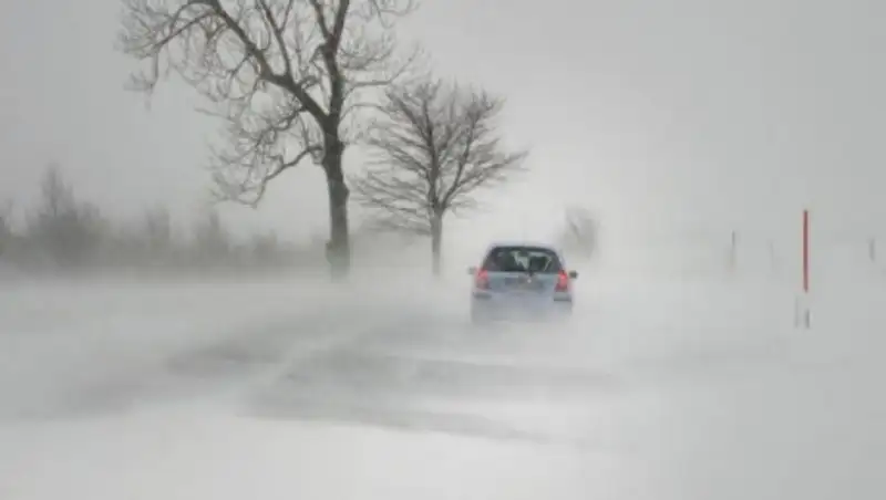 Сложные условия на дорогах из-за гололеда сохраняются в некоторых областях