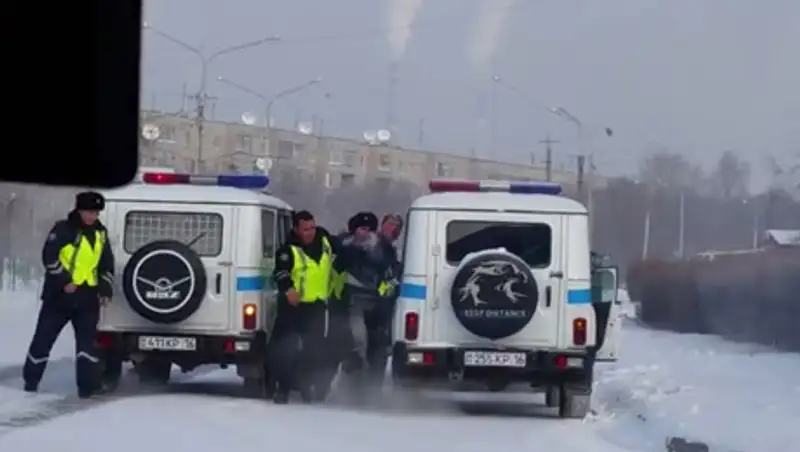 В Усть-Каменогорске полицейские силой вытащили из машины водителя, отказавшегося выходить