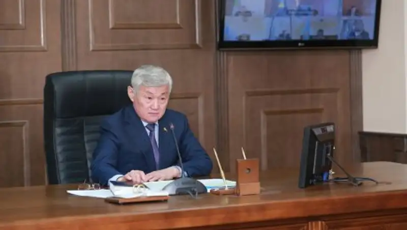 Бердыбек Сапарбаев поручил жестче контролировать строительство социальных объектов и дорог