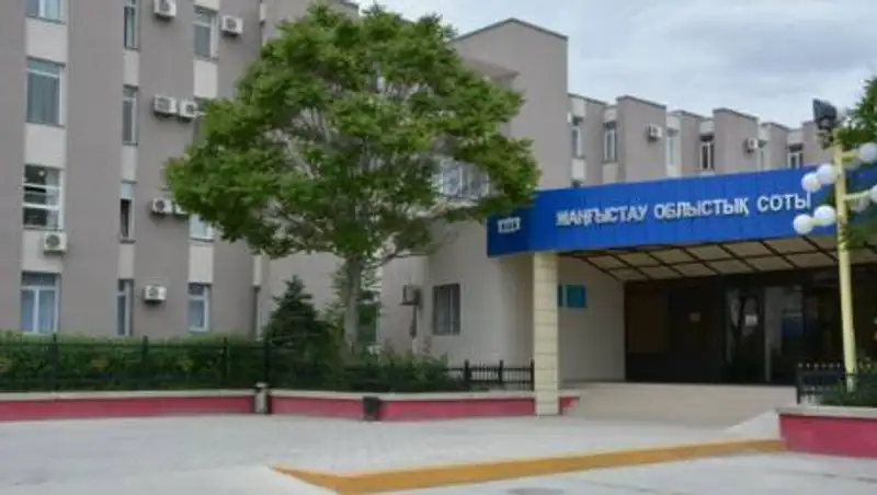 Женщина оставила пакет с деньгами для передачи судье. Ее ищет полиция