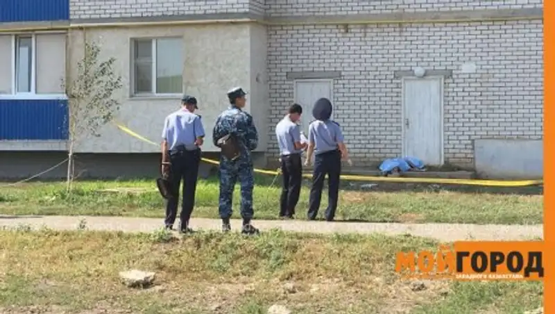 В Уральске молодой человек спрыгнул с крыши многоэтажки