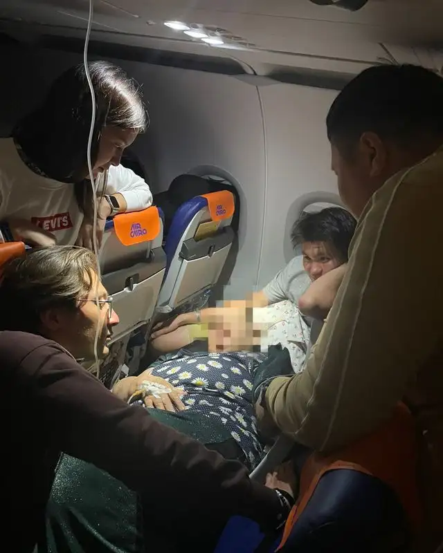 Казахстанский врач спас женщину на борту самолета, фото - Новости Zakon.kz от 30.03.2023 09:24