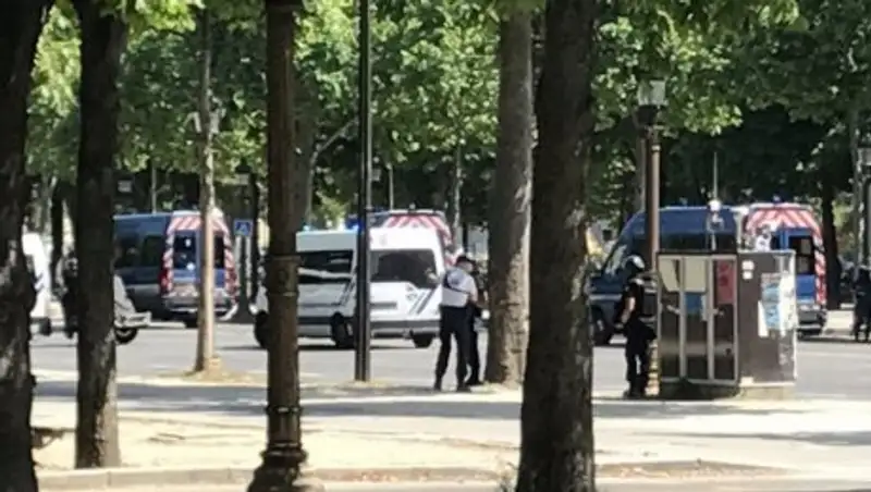 Напавший на полицейских в Париже мужчина скончался