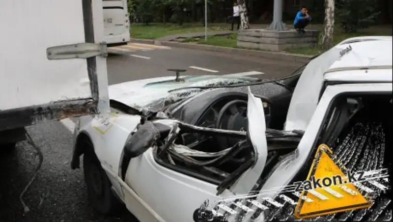 В Алматы водитель чудом остался жив после аварии
