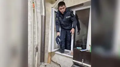 Ребенок лежал на полу без сознания: полицейский рассказал подробности спасения пяти человек в Таразе, фото - Новости Zakon.kz от 09.03.2023 11:16