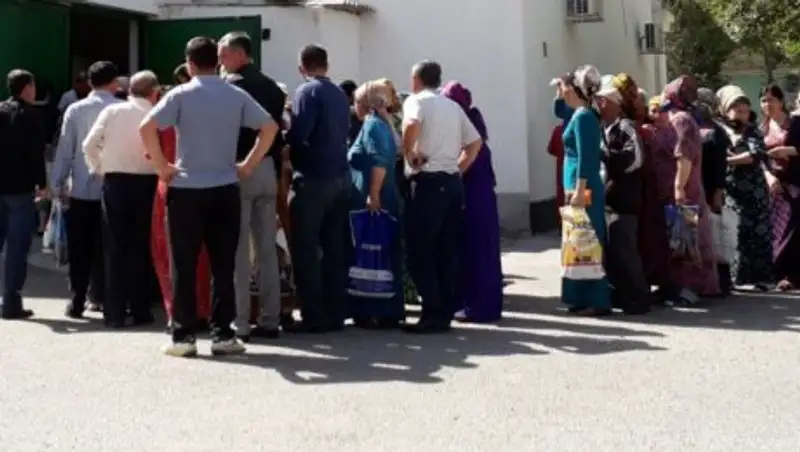 Жители Ашхабада стоят в длинных очередях за хлебом
