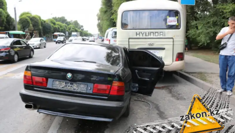 В Алматы автобус с детьми попал в ДТП, есть пострадавшие