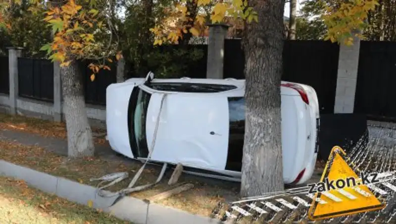 Легковушка вылетела с дороги в Алматы