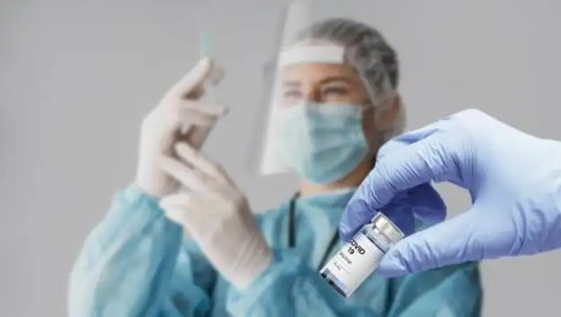 Привитые от коронавируса заражаются в три раза реже – исследование