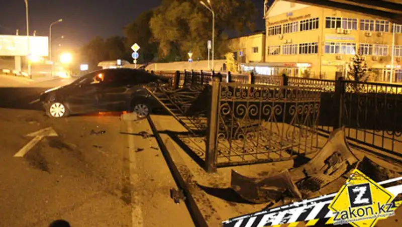 В Алматы водитель КИА  влетел в разделительное ограждение на ВОАД