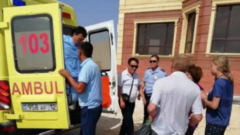 Строители спасли тонущую семью из четырех человек в Актау