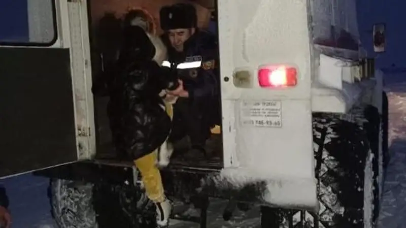 авто, снег, спасатели, фото - Новости Zakon.kz от 03.01.2023 23:01