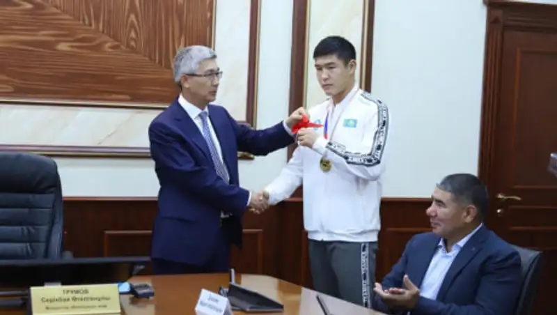 Чемпиону мира по боксу Бекзату Нурдаулетову подарили квартиру