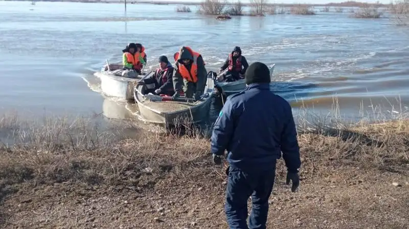 Как в Актюбинской области спасатели помогают людям на затопленных окраинах