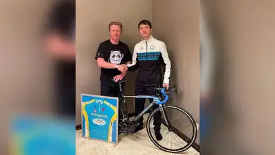 Презент Винокурова Абзалу, фото - Новости Zakon.kz от 23.02.2022 13:18