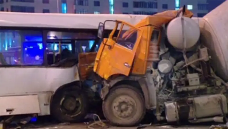 Жуткое ДТП в Астане: пострадали 16 человек 